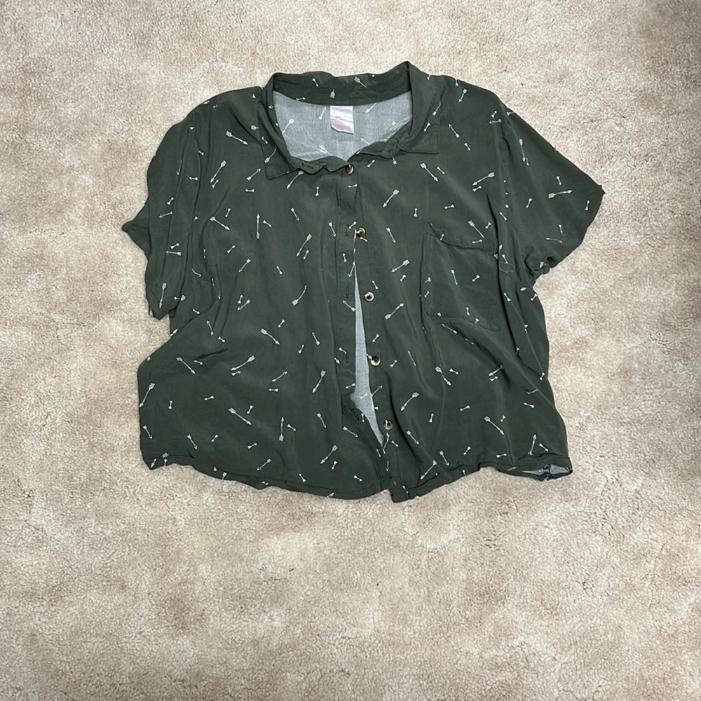 croped button up